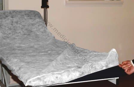 Neausta materiāla kušetes pārklājs ar gumiju 100 x 210 cm.