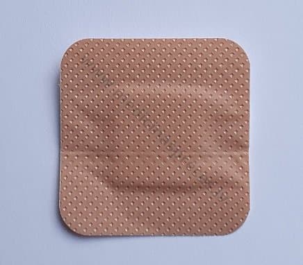 Plāksteris PE ar saliņu, ādas krāsā, 38x38mm, sterils. Iepakojumā 100 gabali